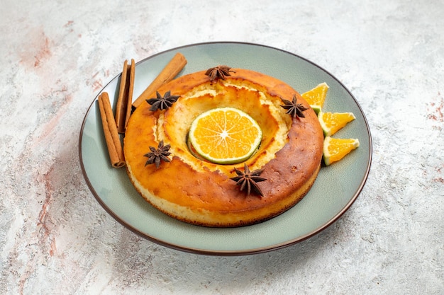 Вид спереди вкусный пирог вкусный десерт к чаю с дольками апельсина на белом фоне фруктовый торт пирог бисквит сладкий десертный чай