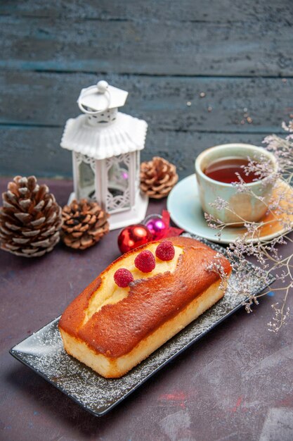 Вид спереди вкусный пирог, долго сформированный на темном фоне торт бисквит сахарное печенье пирог сладкий чай