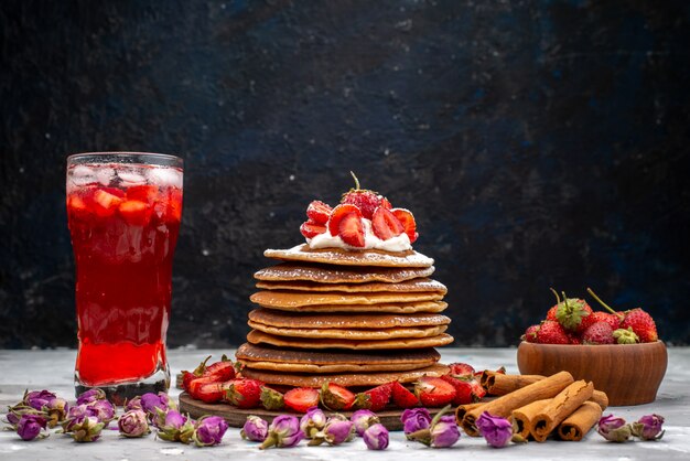 신선한 빨간 딸기 계피와 딸기 칵테일 케이크와 함께 전면보기 맛있는 둥근 팬케이크