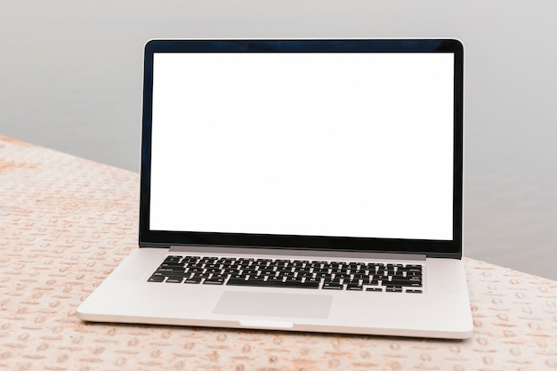 無料写真 空白の画面を持つfrontviewラップトップ
