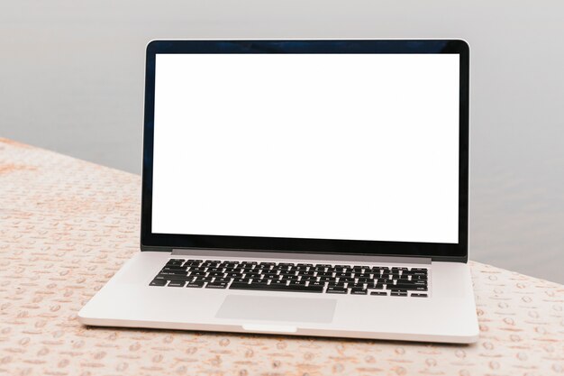 Портативный ноутбук с пустым экраном