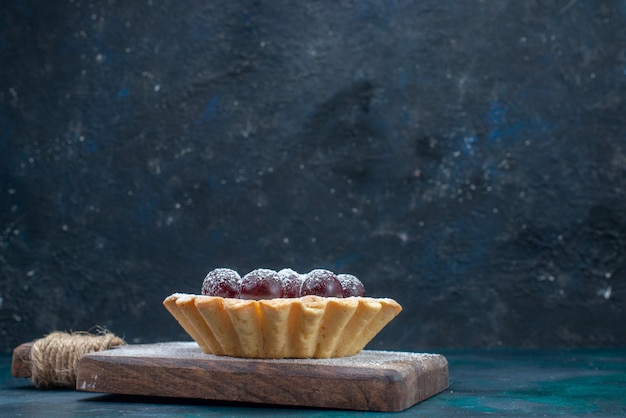 Free photo frotn close view little cake with fruits and sugar powder on dark