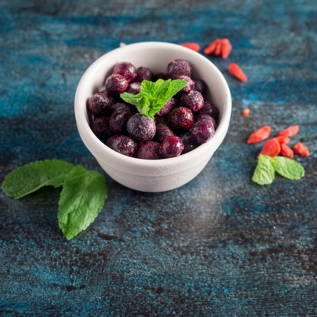 Foto gratuita frutti di bosco congelati in una ciotola sul tavolo