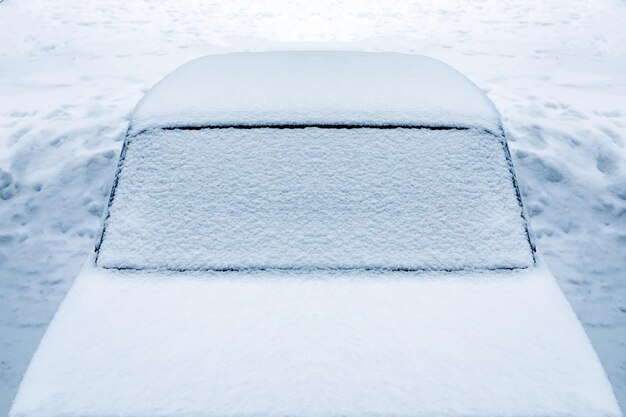 겨울에 거리에 얼어붙은 자동차. 고품질 사진