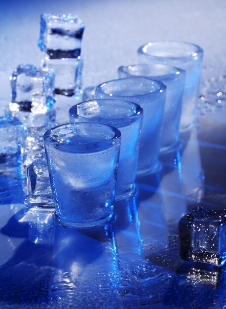 冷たいアルコール飲料と冷凍グラス