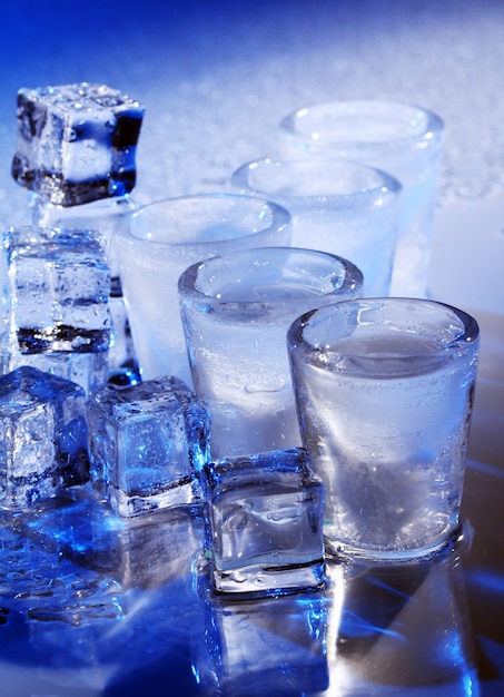 冷たいアルコール飲料と冷凍グラス
