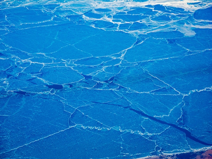 Free Photo frozen lake eerie