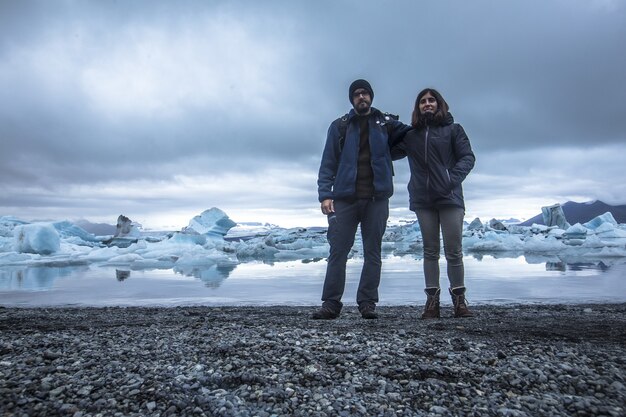 アイスランドのヨークルスアゥルロゥンの凍った湖