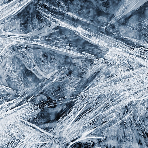 冬の凍った水のプール凍った水の氷の性質のマクロ撮影