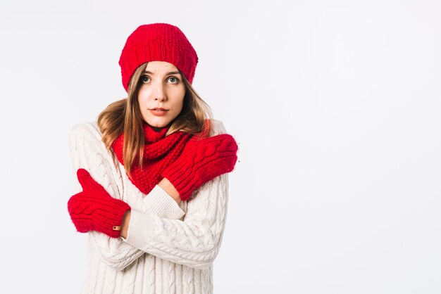 Замороженная женщина в легком свитере