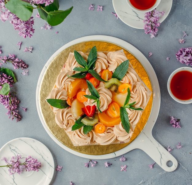 Torta di frutta sul piatto sul tavolo