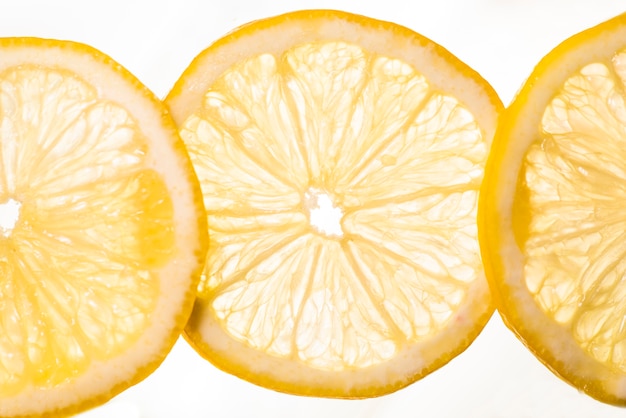 Catena del limone della frutta su fondo bianco