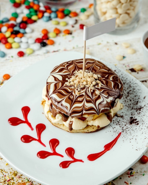 Free photo fruit pancake coated with chocolate syrup