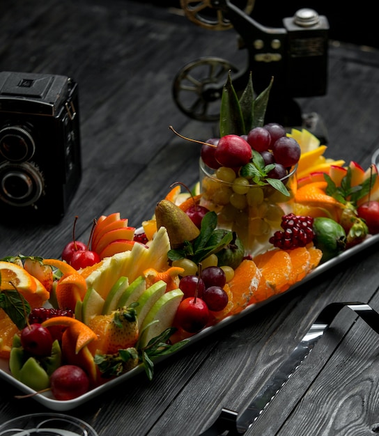 Free photo fruit plate on a wooden table