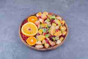 Бесплатное фото Фруктовый салат с рубленой и измельченной филе и специями