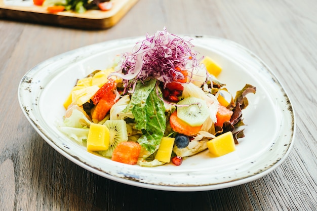 Фруктовый салат с овощами в тарелке