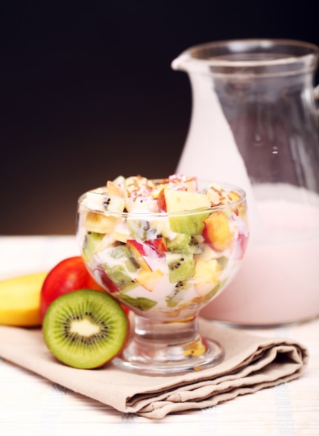 Free photo fruit salad with yoghurt