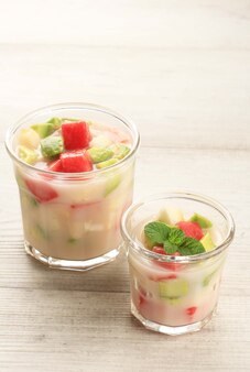 フルーツ​スープ​または​アイス​フルーツ​esbuah​は​、​ラマ​ダン中​に​人気​の​ある​インドネシア​の​フルーツカクテルデザート​です​。