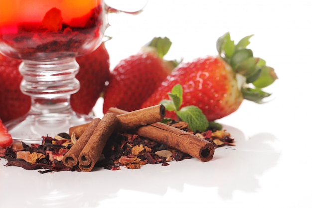 Free photo fruit tea with strawberry