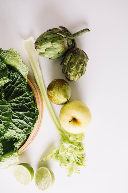 Foto gratuita frutta e carciofo