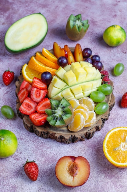 Foto gratuita piatto di frutta e bacche, cucina vegana.