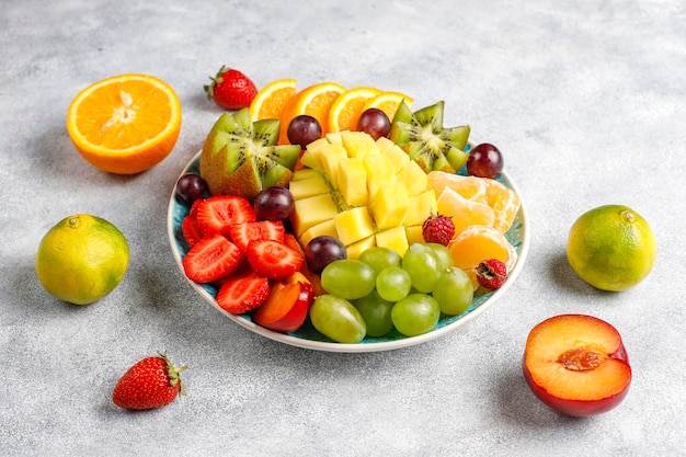Free photo fruits and berries platter, vegan cuisine.