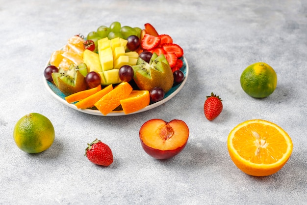 Foto gratuita piatto di frutta e bacche, cucina vegana.