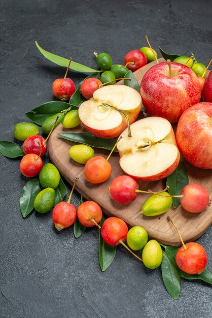 과일 빨간 사과와 커팅 보드 체리 감귤류의 과일
