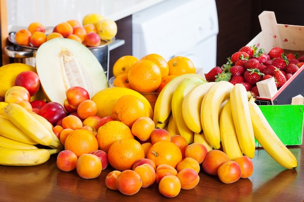 Free photo fruits on kitchen table