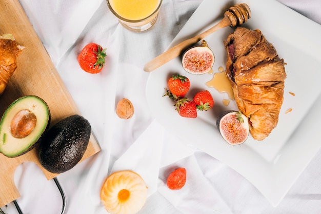 Free photo fruits and pastry for breakfast