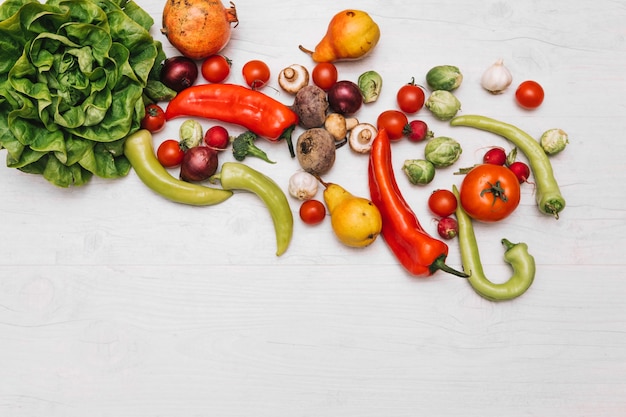 Foto gratuita composizione di frutta e verdura