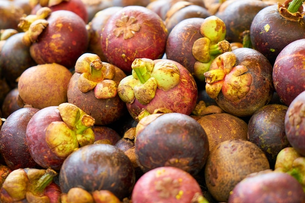 Free photo fruits with green leaves