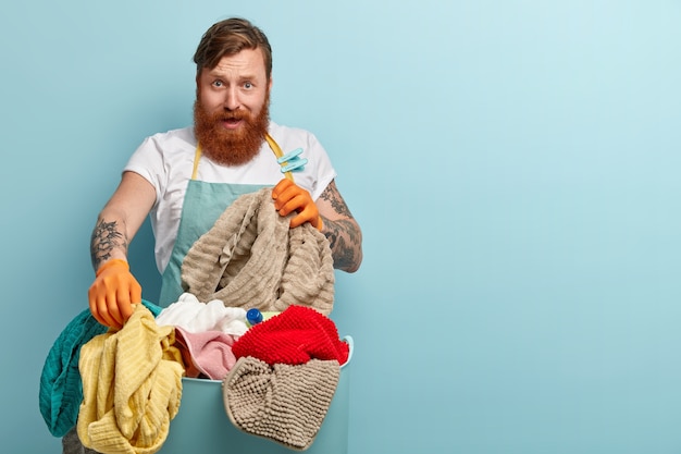 Foto gratuita uomo dai capelli rossi frustrato con taglio di capelli alla moda, barba folta