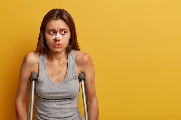 Foto gratuita donna frustrata, ferita dopo un incidente di motocross, caduta dalla bici