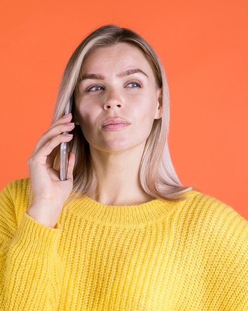 Foto gratuita donna frustrata che parla sul telefono