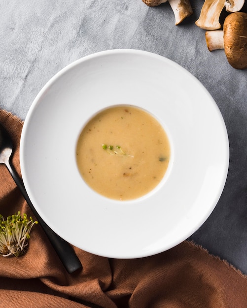 Foto gratuita zuppa di crema con vista dall'alto