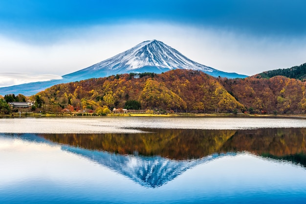 무료 사진 일본의 후지산과 가와구치 코 호수.
