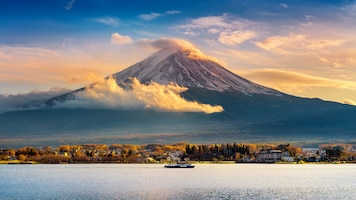 免费照片富士山和kawaguchiko湖日落时分,秋天季节yamanachi在日本的富士山。