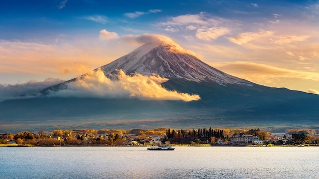 日没時の富士山と河口湖、秋の山梨県の富士山。