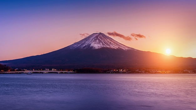 日没時の富士山と河口湖、秋の山梨県の富士山。