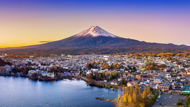 日没時の富士山と河口湖、秋の山梨県の富士山。