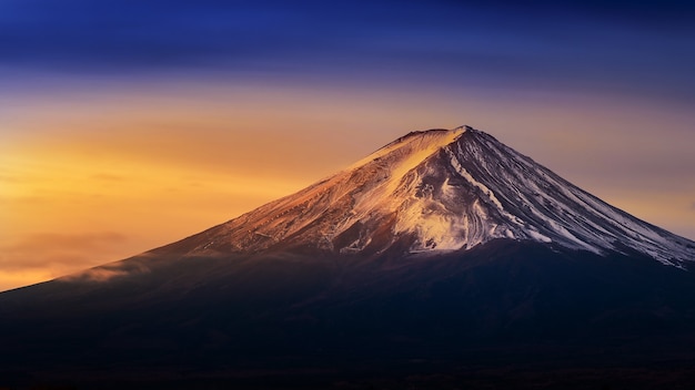 日の出の富士山。