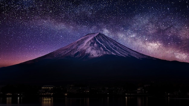 Гора Фудзи с млечным путем ночью.