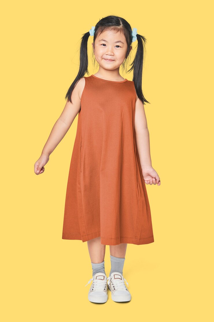 무료 Photo 스튜디오에서 드레스에 전신 아시아 소녀
