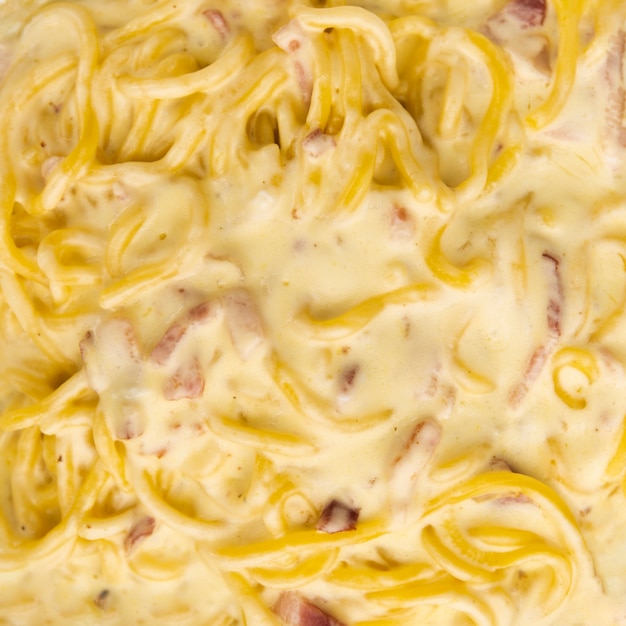 Полный кадр фона из сливочного сырного макароны спагетти