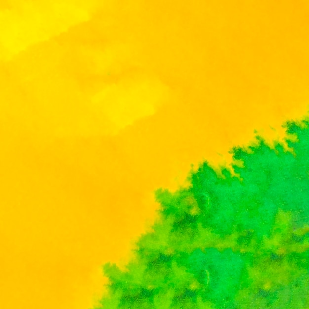 Полный кадр ярко-желтого и зеленого акварельного фона
