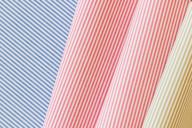 Полный кадр из разноцветных полосатых сложенных складных тканей