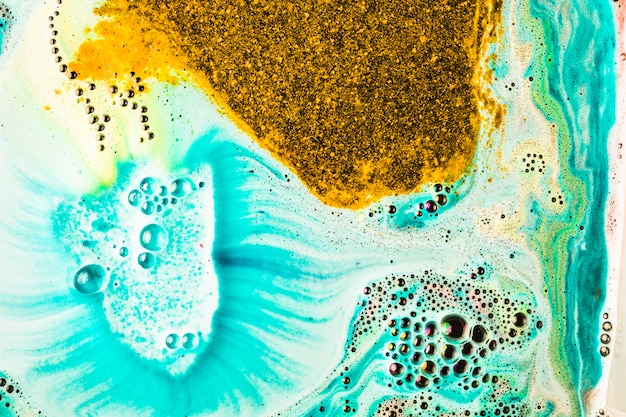 Полный кадр из золотисто-бирюзовой смеси натуральной ванны-бомбы