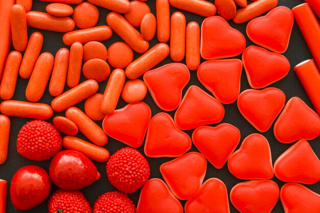 Полный кадр из разных красных конфет