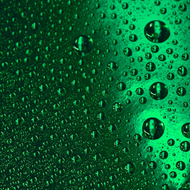 녹색 질감 된 배경 위에 투명 거품의 풀 프레임